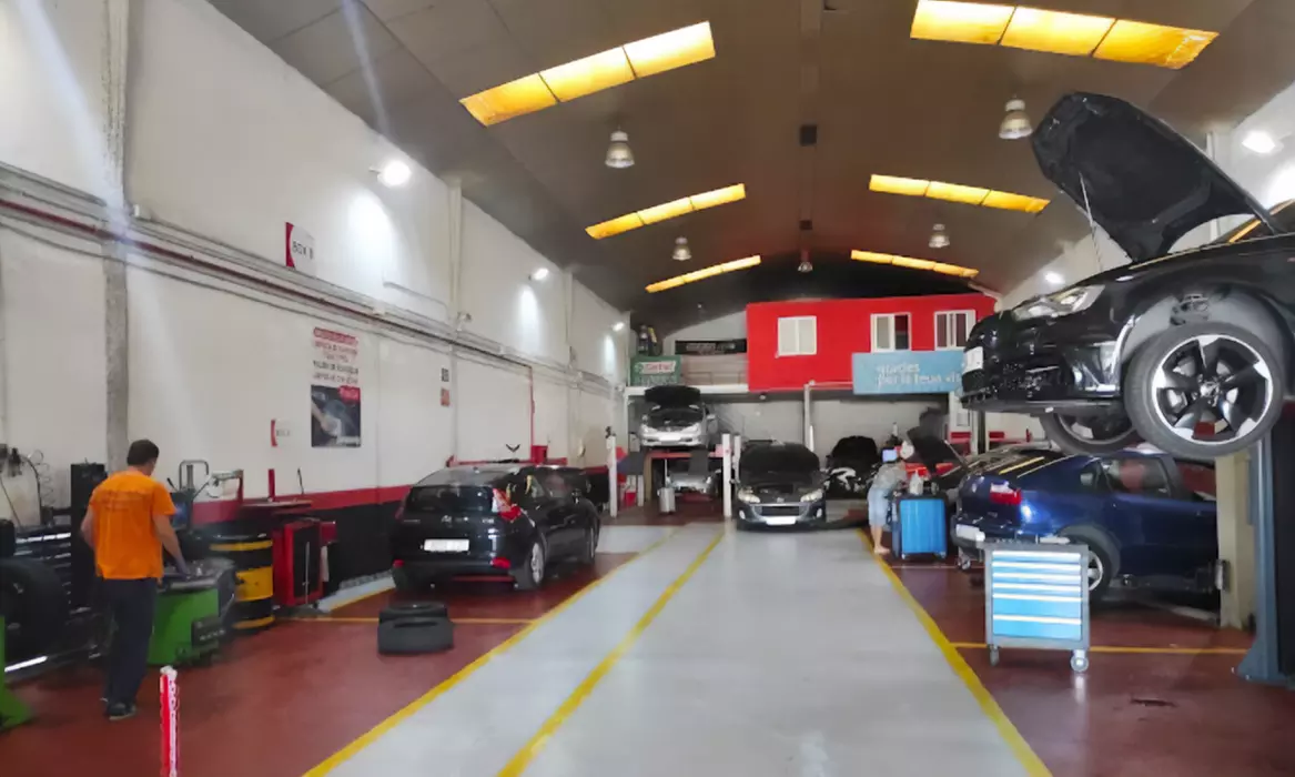 Revisión pre-itv con recarga de aire acondicionado en PuntoCar