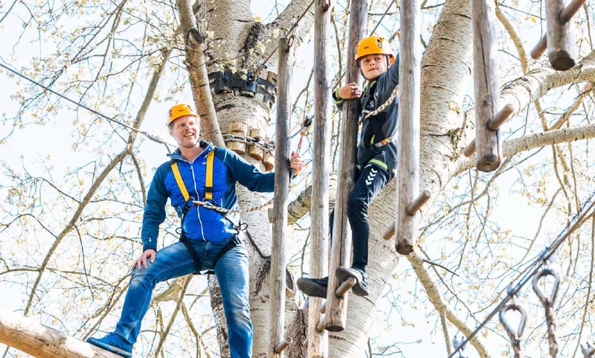 Image 1: Klim naar nieuwe hoogten in een spectaculair klimpark