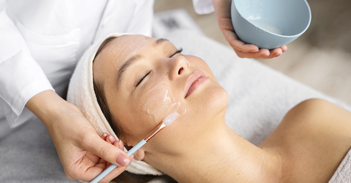 Tratamiento de limpieza facial para una persona en Granada