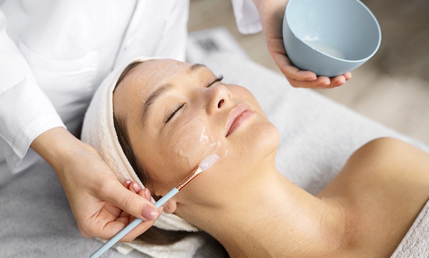 Image 1: Obtén una piel radiante con una limpieza facial a elegir para 1