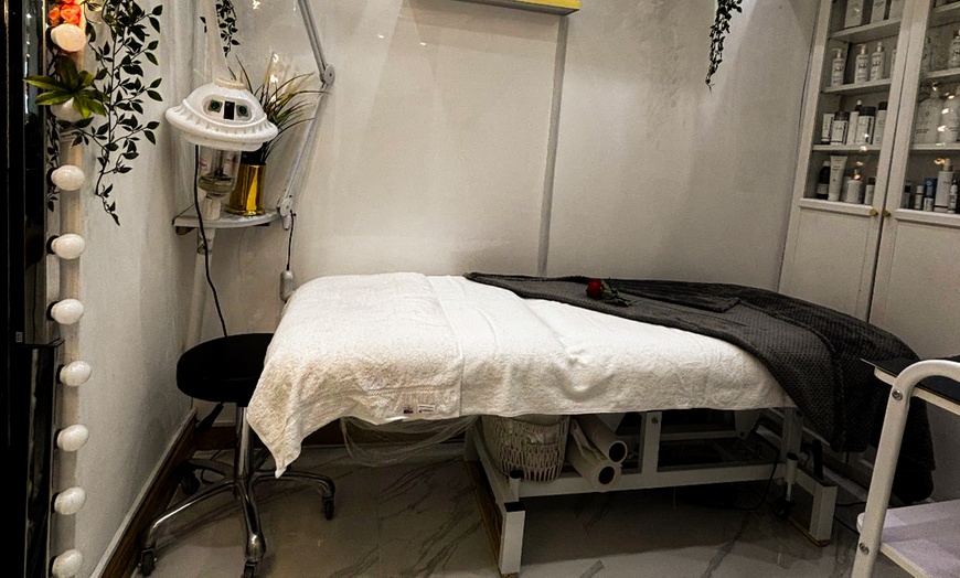 Image 2: Transform Your Lashes and Brows Effortlessly