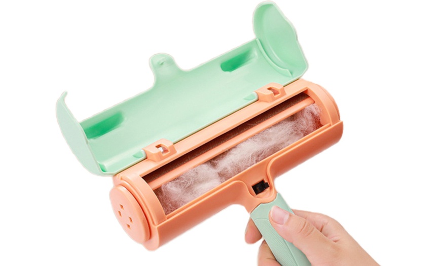 Image 7: Electrostatic Pet Hair Remover Brush with Ergonomic Handle 