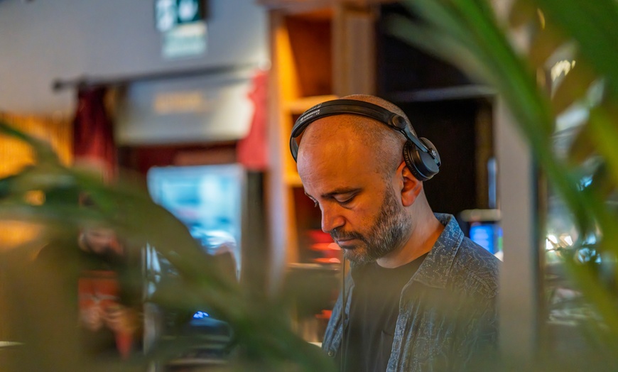 Image 16: Brunch ilimitado con bufé libre de comida y bebida para 2 o 4 personas