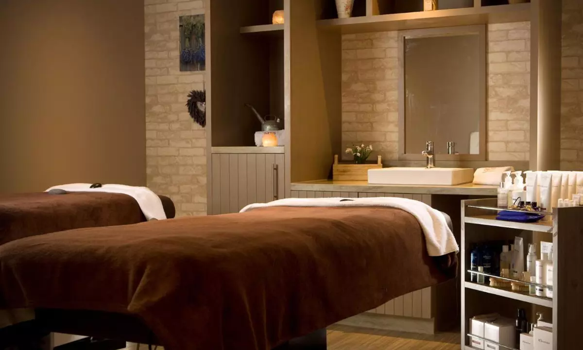 Chester: Spa Stay for 2 with Breakfast, Prosecco & 25-Minute Treatment
