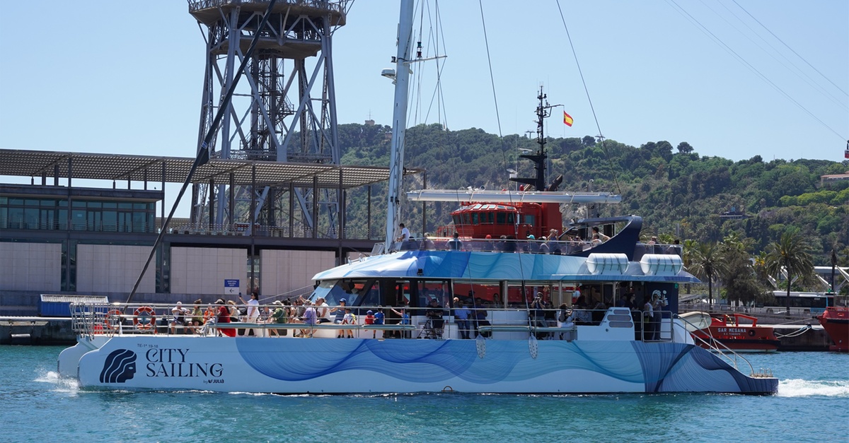 Paseo en catamarán a vela por la costa de Barcelona