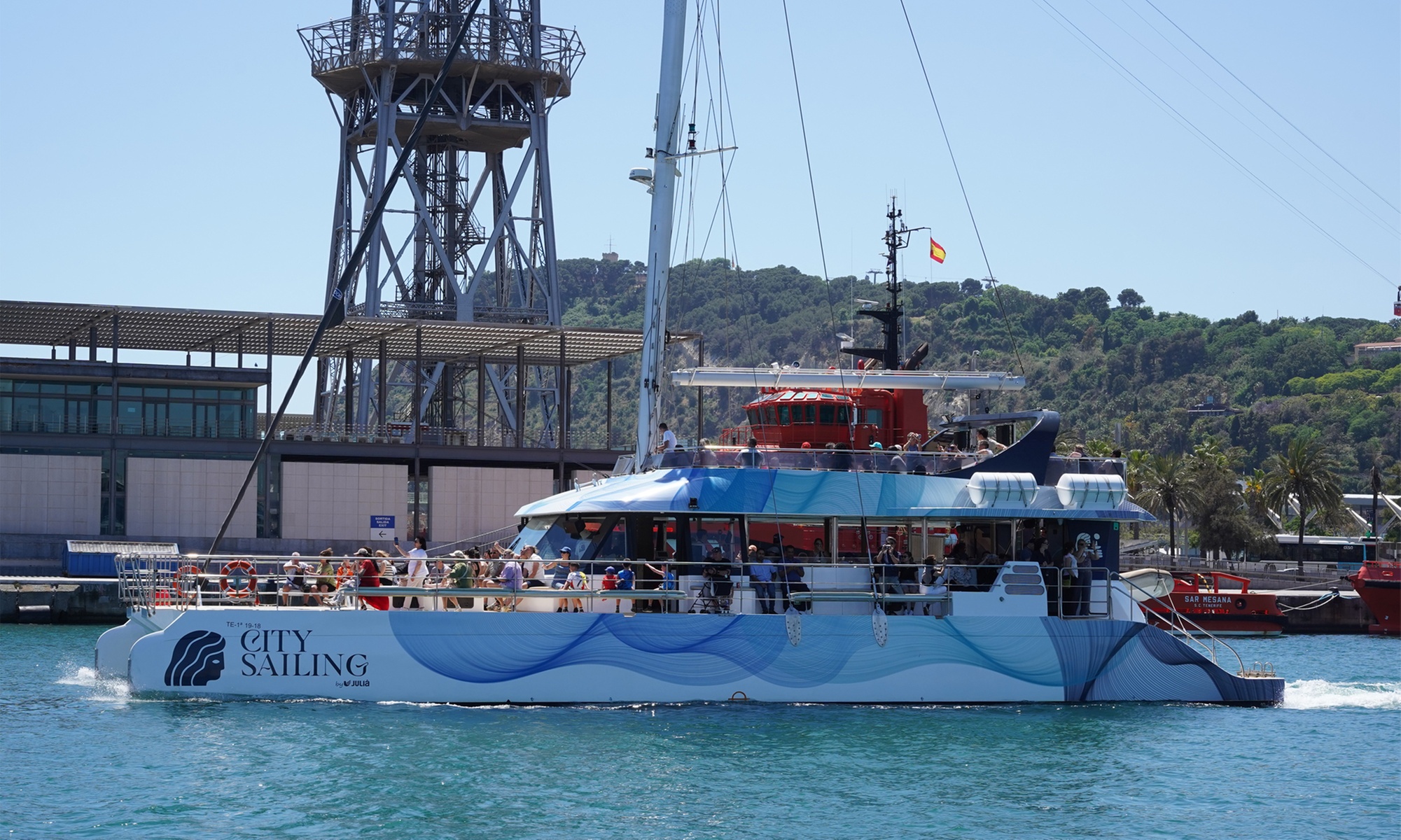 Paseo de 1 hora en catamarán a vela por la costa de Barcelona