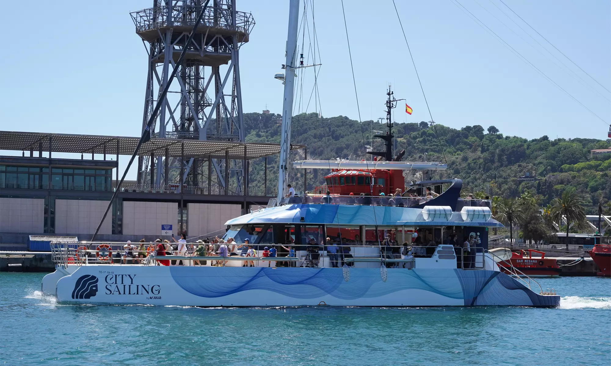 Paseo de 1 hora en catamarán a vela por la costa de Barcelona