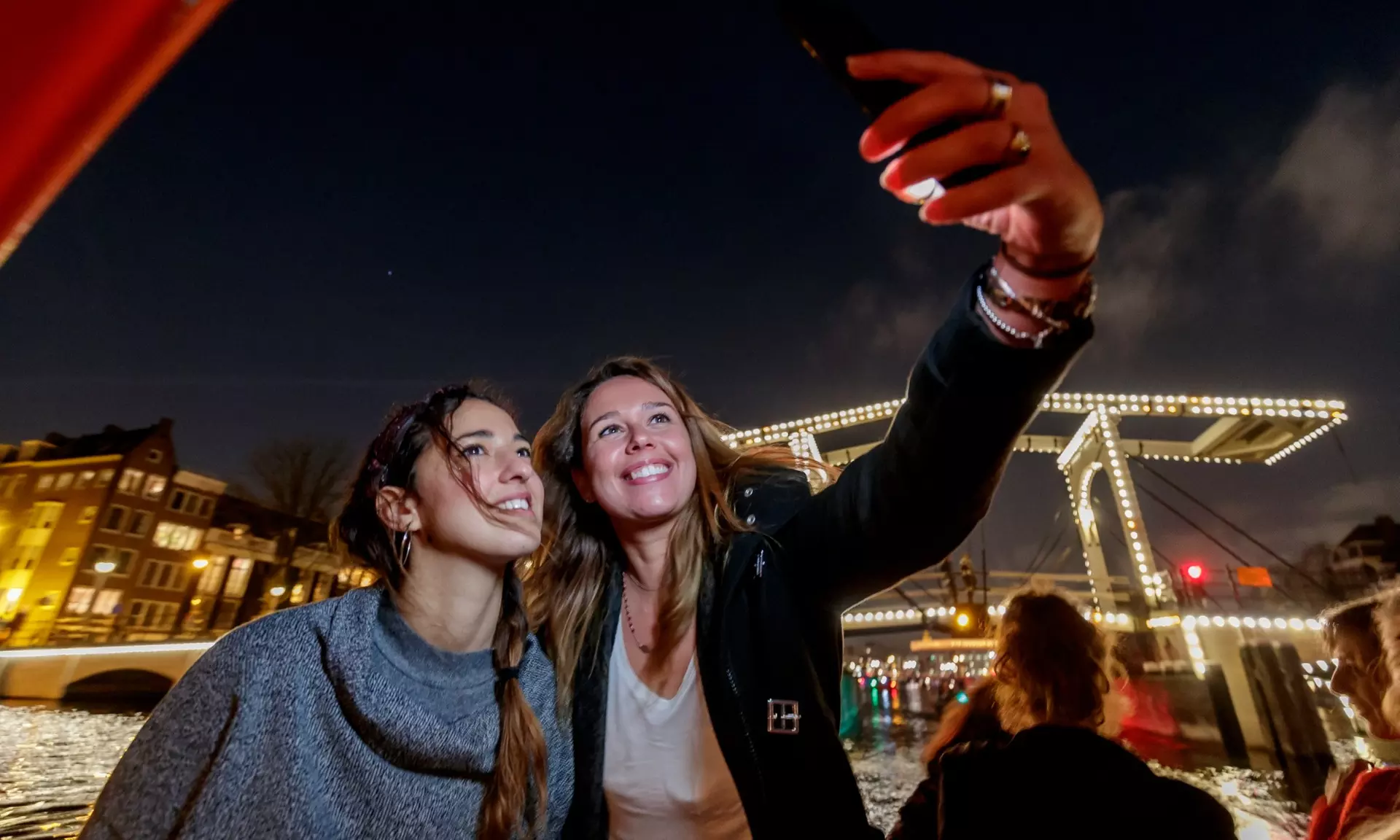 Erkunde tagsüber oder abends die ikonischen Grachten von Amsterdam
