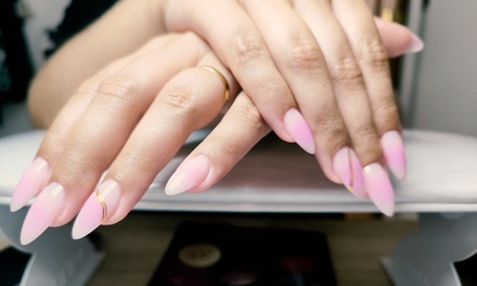 Sesión de manicura con esmaltado semipermanente - Mloria Nails