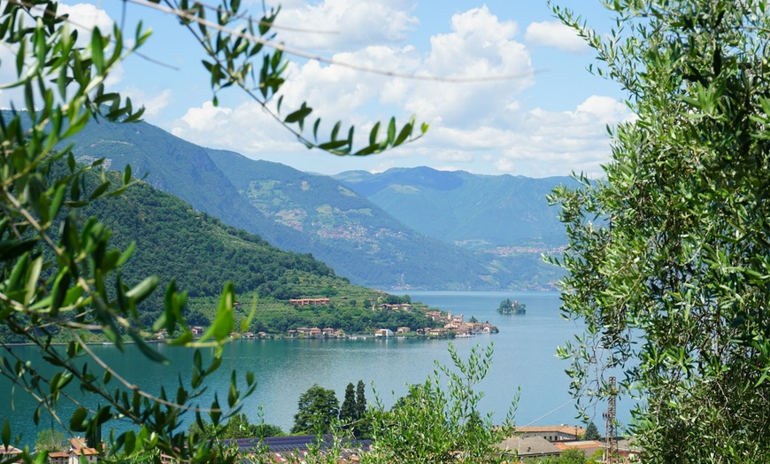 Image 1: Lago d'Iseo: camera matrimoniale o tripla con colazione e Spumante