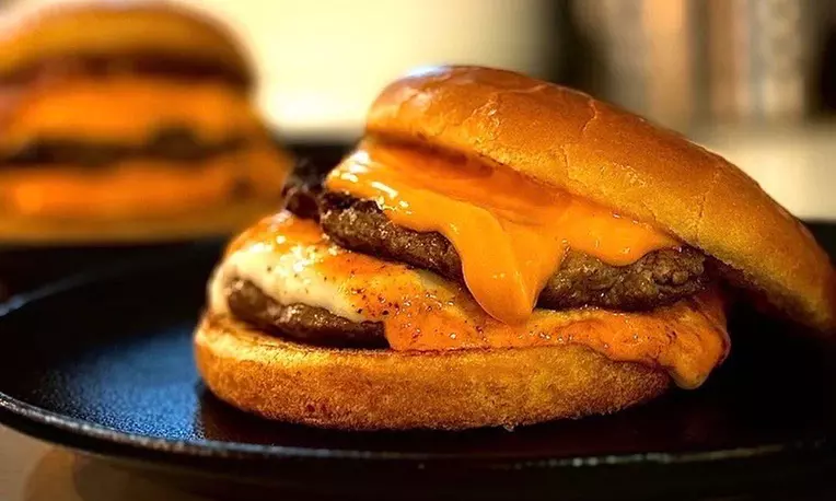 Buffet libre de entrantes y burgers para 2 personas con bebida