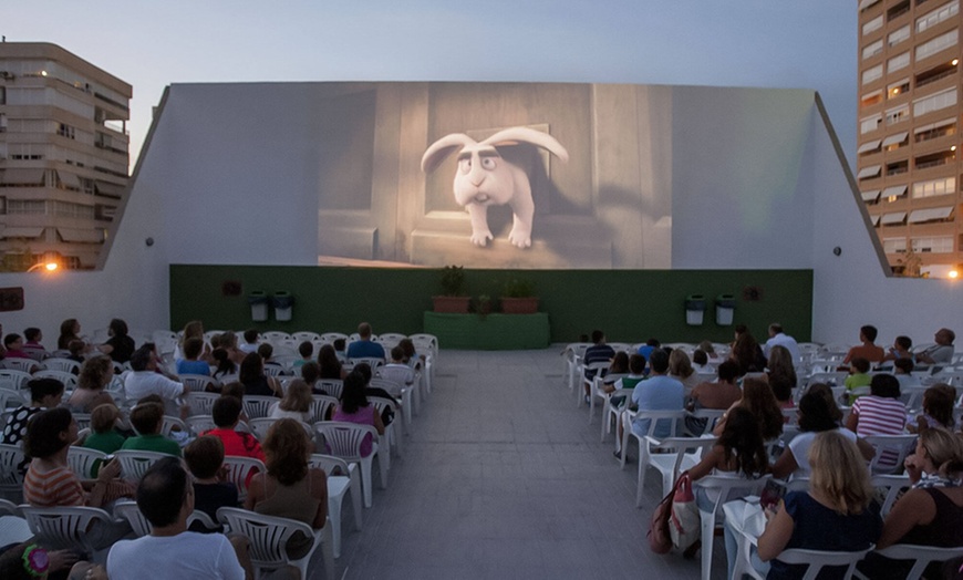 Image 1: 1 o 2 entradas a cine de verano con refresco y palomitas