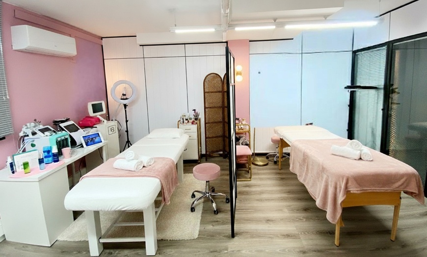 Image 2: Extensiones con acabado natural, wispy o volumen ruso