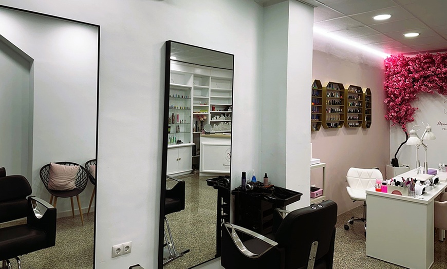 Image 2: 1 sesión de peluquería con lavado y corte con opción a tinte o mechas