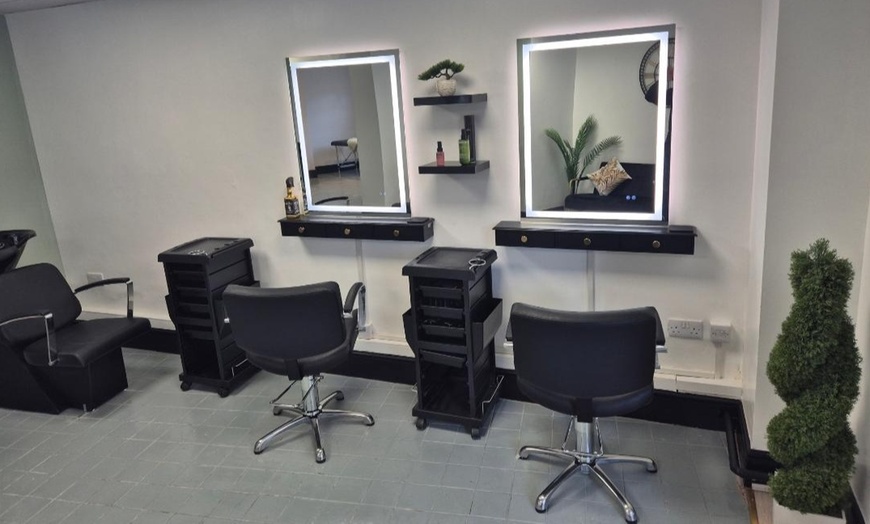 Image 3: Wash, Cut & Blowdry & Optional Conditioning or Half Highlight Package