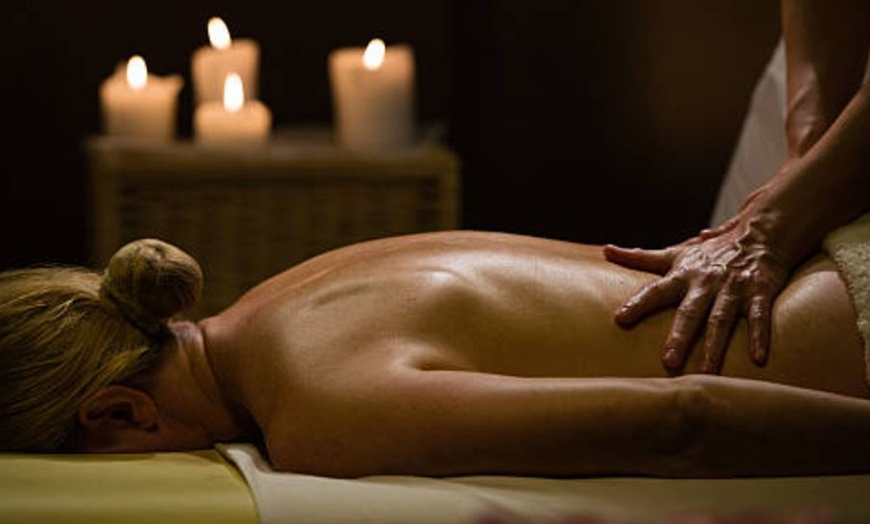 Image 17: 1 o 4 masajes personalizados o ritual con gravedad cero y haloterapia