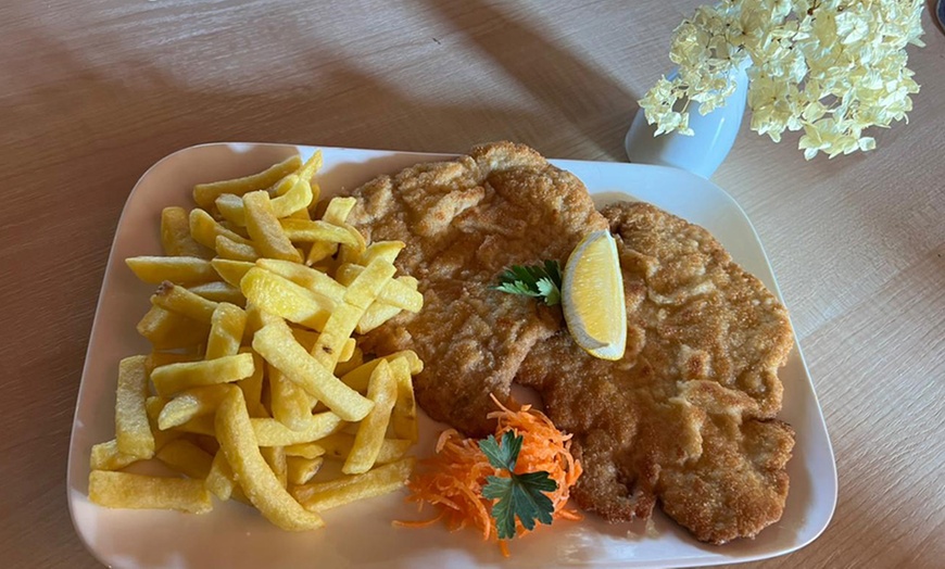 Image 3: Schweineschnitzel mit Meerrettich & Löffelpommes für 1-4 Personen