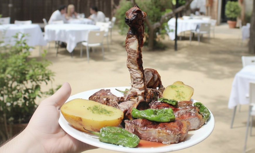 Image 3: Menú de parrillada para 2 o 4 con botella de vino en asador argentino