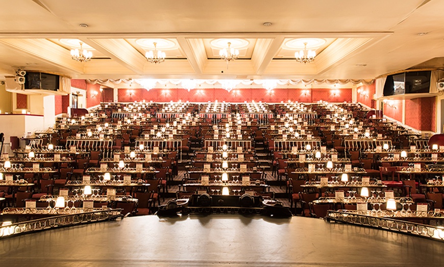 Image 3: 1 Bestplatzticket für „Im weißen Rössl“ im März und April