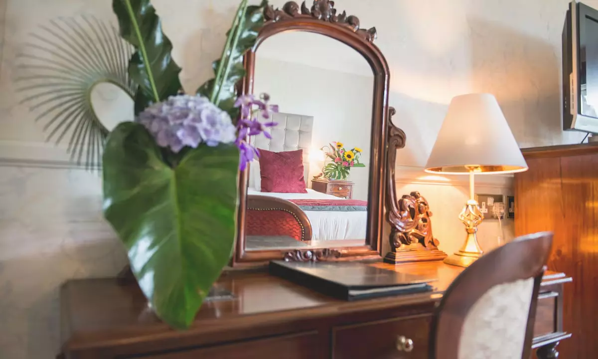 Cheshire: Executive Double Room with Breakfast and Bottle of Prosecco