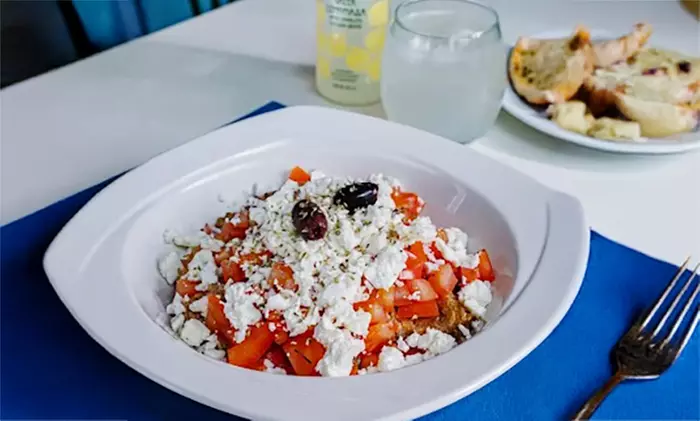 Degusta especialidades griegas: menú griego para 2 o 4 personas