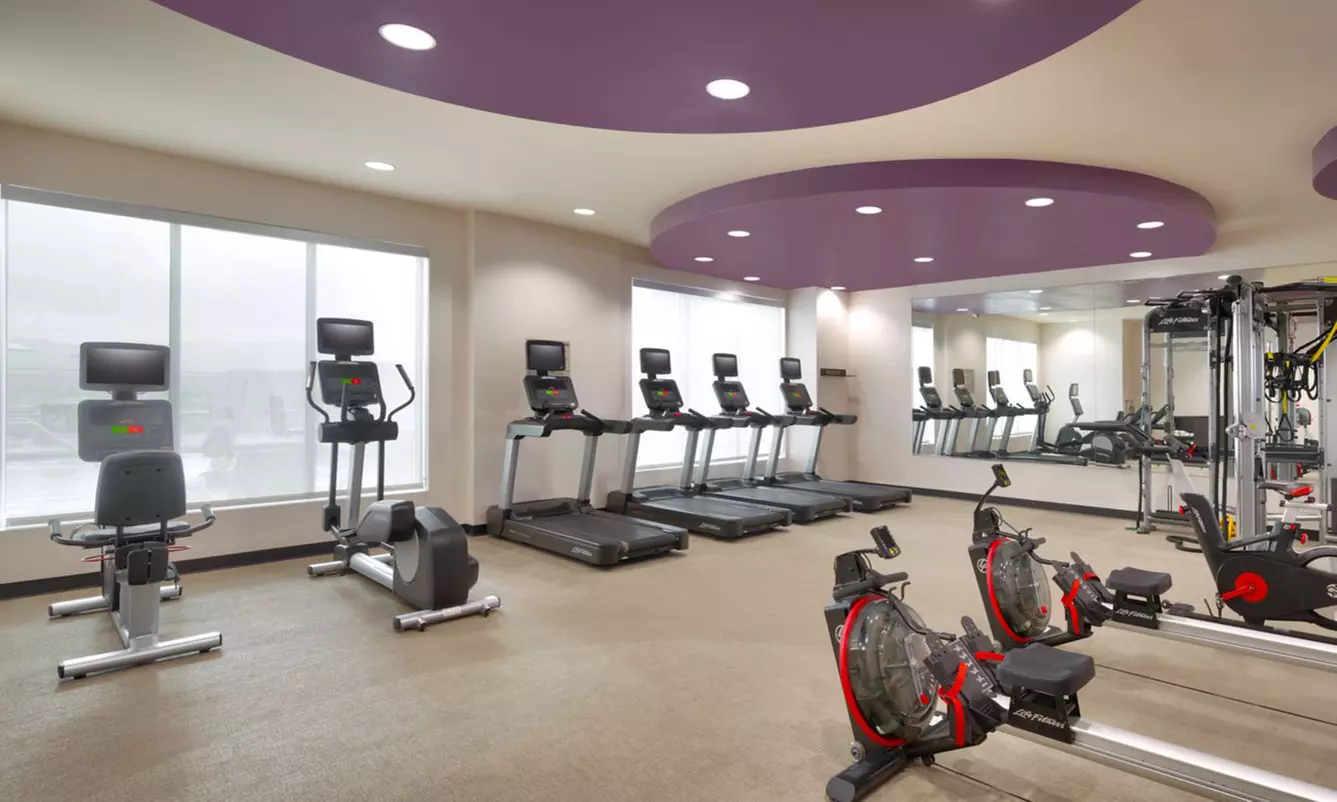 Hotel Stay w/ Rooftop Pool & Breakfast. Minutes From The Strip