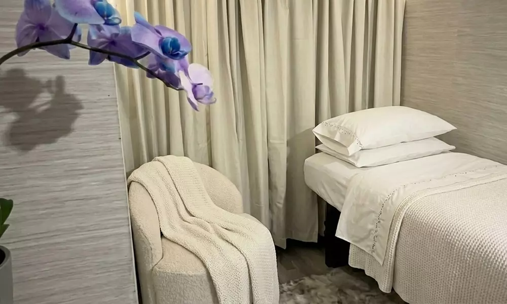 UV LED Mini Volume, Volume, or Extreme Volume Eyelash Extensions