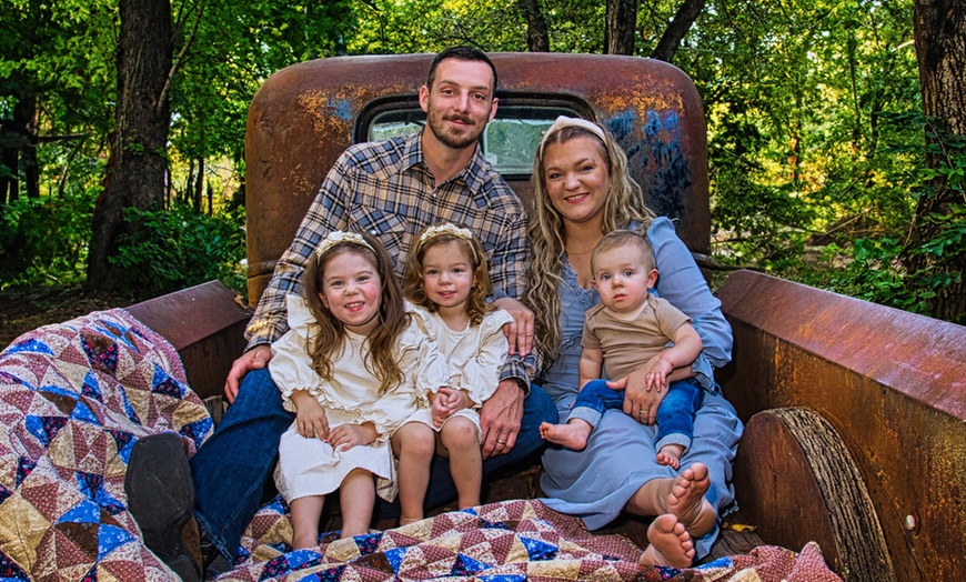 Image 11: RedRock Studio Yard: 20-Min Photo Session with Print Package Options

