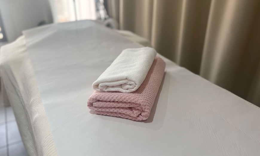 Image 2: Masaje de 30, 45 o 60 minutos a elegir entre distintas técnicas