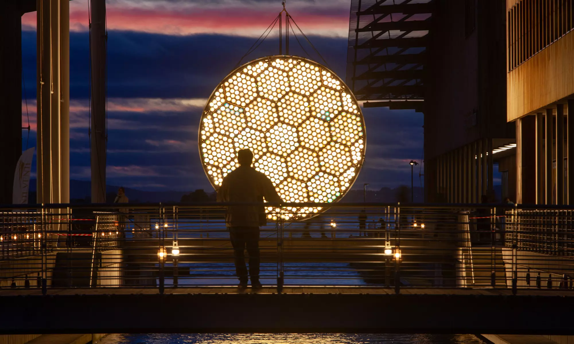 Beleef het Amsterdam Light Festival: rondvaart van 90 minuten door de grachten met live gids (tot 25% korting) - Primary Image