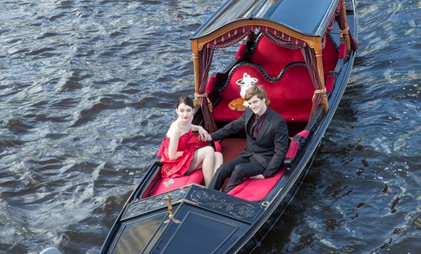 Image 2: 30-Minute Hand-Crafted Venetian-Style Gondola Ride for 2-8 People 