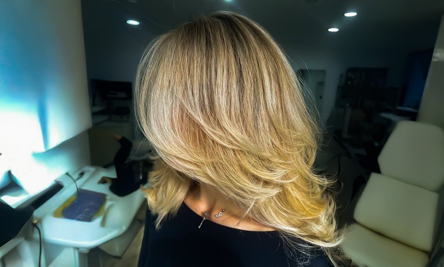 Image 9: Corte de pelo, peinado y opción a tinte de raíz, reflejos o balayage 