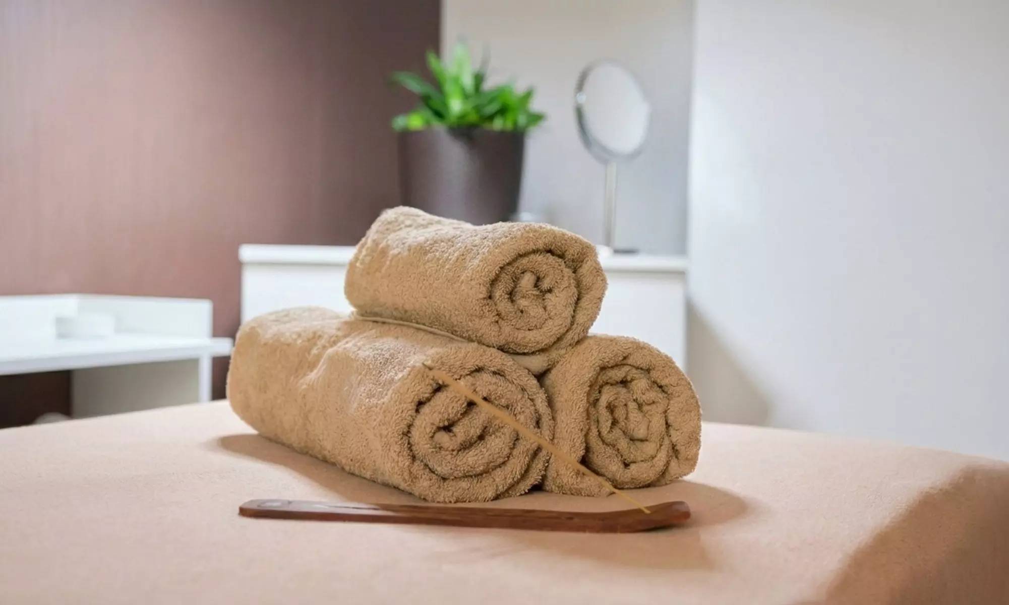 Wellness-Paket: Gesichtsbehandlung, Peeling, Pediküre & opt. Massage