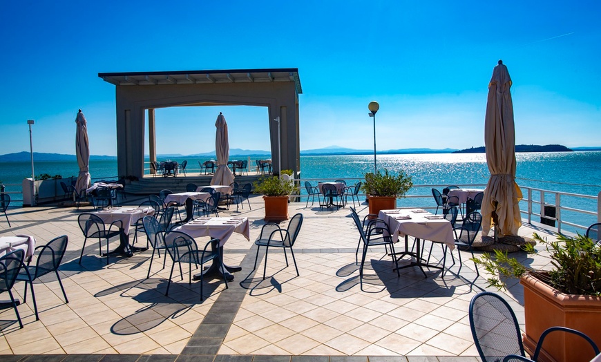 Image 15: Lago Trasimeno 4*: camera doppia con colazione o mezza pensione per 2 