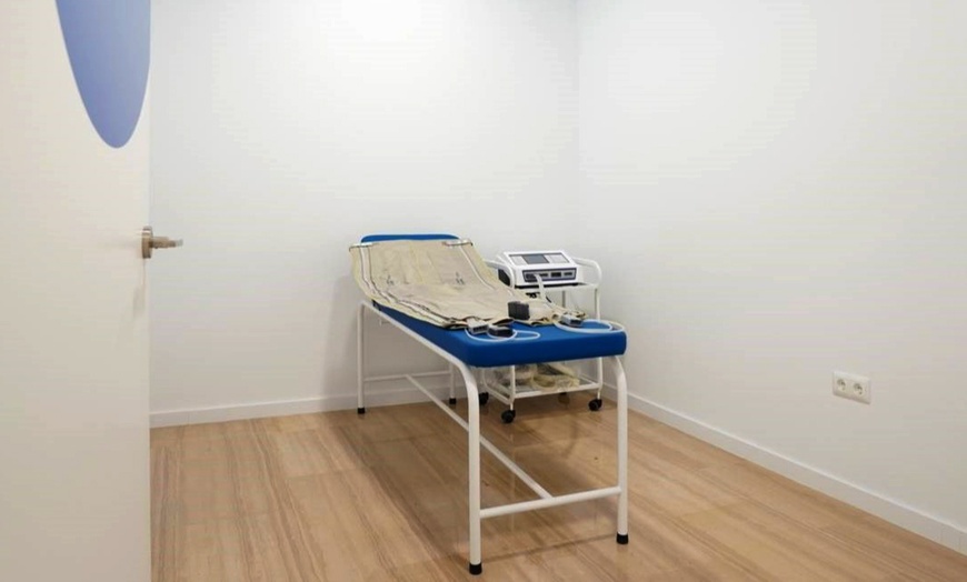 Image 2: Presoterapia y masaje drenante manual en 2, 4 o 6 sesiones  