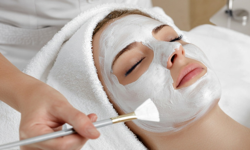Image 7: 1 or 2 60-min HydraFacial w/ Professional Skin Analysis & LED Therapy
