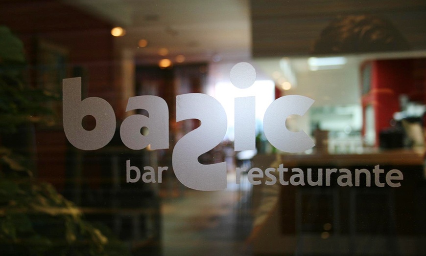 Image 12: Menú degustación de tapas o prémium con botella de vino para 2 o 4 