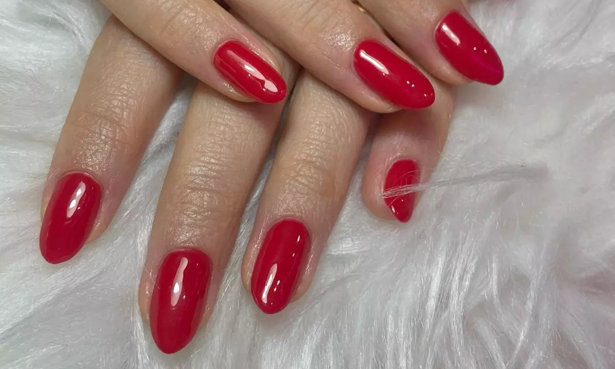 Manicura o pedicura clásica con esmaltado normal o semipermanente