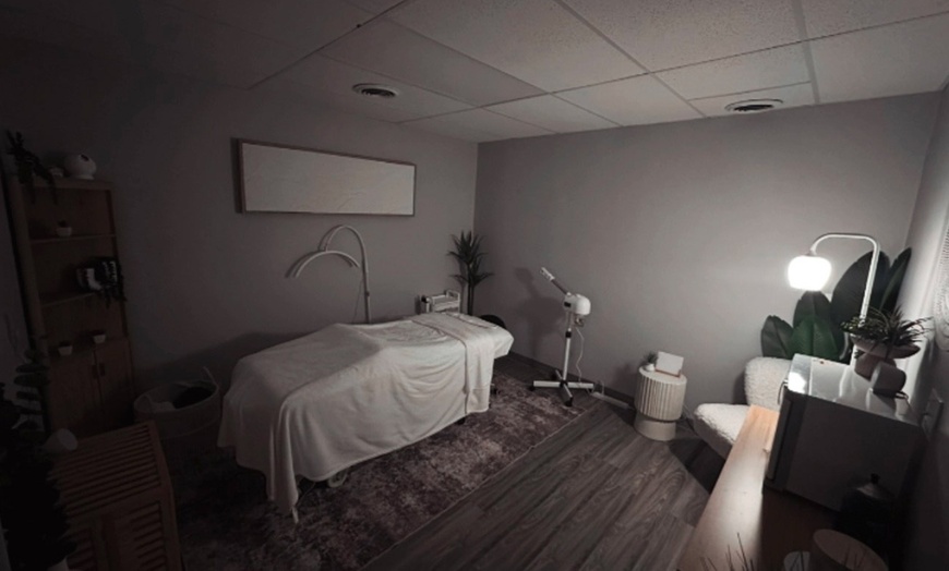 Image 6: 45-min Neck, Face, and Scalp Massage or 55-min Facial w/ Scalp & More