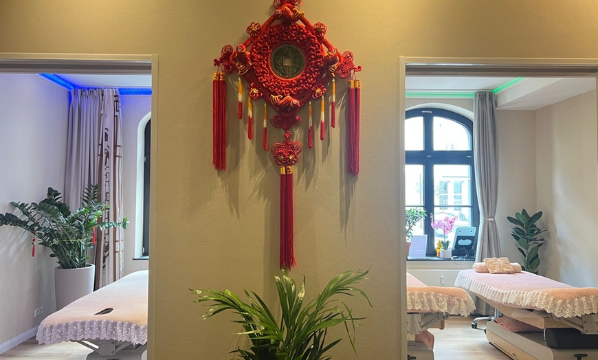 Image 2: 45 Min. Wellness- oder Traditionelle Chinesische Ganzkörpermassage