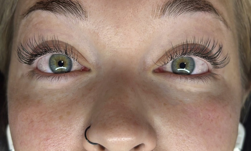 Image 3: 180-Min Classic, 210-Min Hybrid, or 180-Min Volume Lashes Extensions