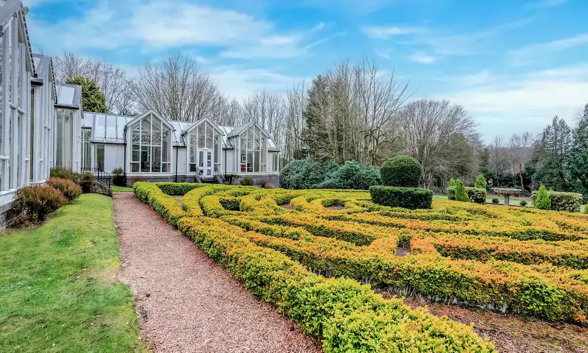 Dundee: Elegant 4* Stay with Breakfast & Dinner