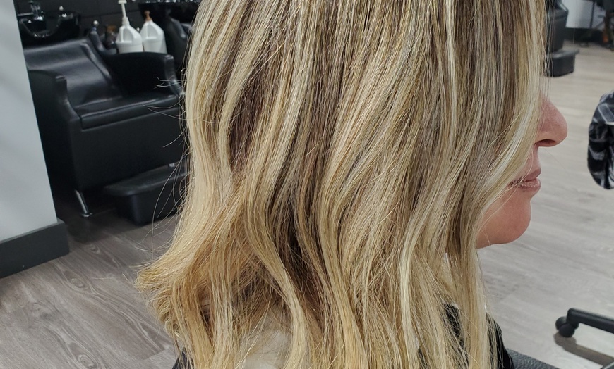 Image 6: Get Sleek Hair with Brazilian Blow Out Short Hair