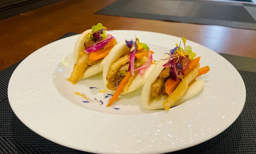 Image 10: Menú con entrantes, principales, postres y bebidas