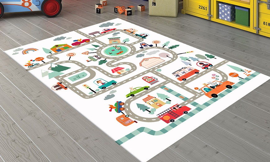 Image 1: Alfombra infantil con diseño de circuitos y base antideslizante