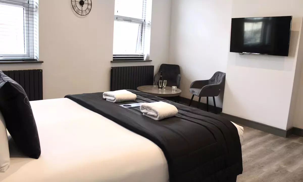 Manchester: One Night w/Breakfast, Optional Bottle of  Prosecco&Dinner