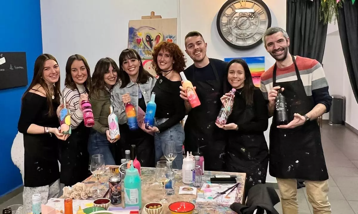 Taller de pintura de 2 h con picoteo y vino ilimitado para 1 o 2 pax.