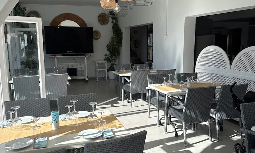 Image 12: Menú mediterráneo para 2 o 4 con entrante, principal, postre y bebida