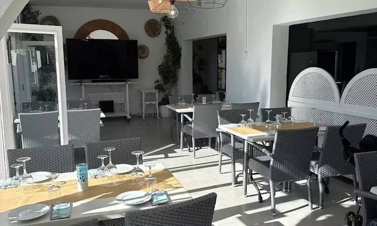 Menú mediterráneo para 2 o 4 con entrante, principal, postre y bebida