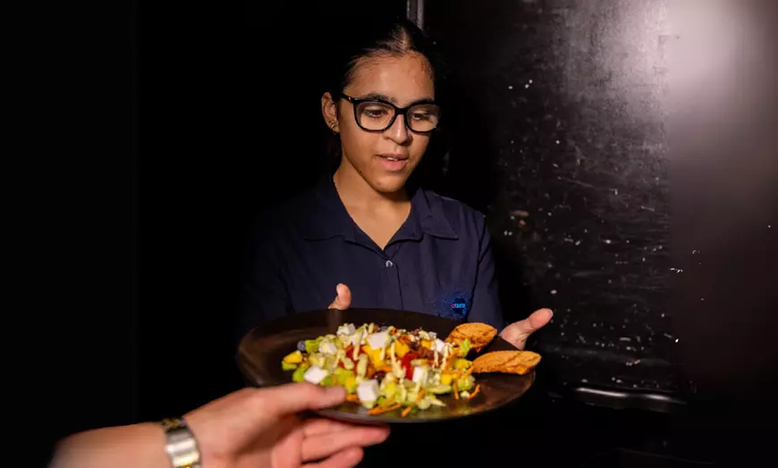 Image 10: Brunch in het donker: proef, voel en beleef het verschil in Amsterdam